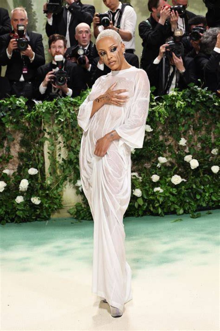 Doja Cat Dressed Like Karl Lagerfeld’s Cat At The Met Gala, Of Course – Hollywood Life