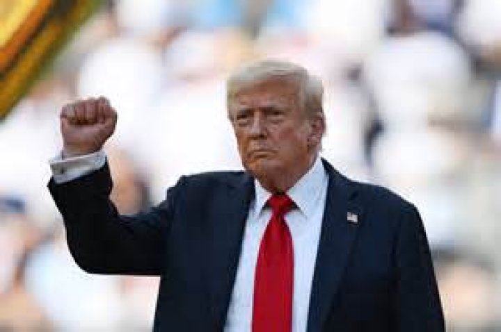 Donald & Melania Trump Booed By Crowd At RBG Supreme Court Memorial: ‘Vote Him Out!’