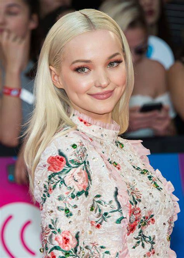 Dove Cameron Shaves Face