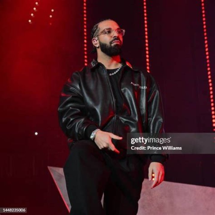 Drake arrives at his birthday party at Sexy Fish In Miami. Pictured: Drake Ref: SPL5496900 251022 NON-EXCLUSIVE Picture by: Pichichipixx / SplashNews.com Splash News and Pictures USA: +1 310-525-5808 London: +44 (0)20 8126 1009 Berlin: +49 175 3764 166 World Rights