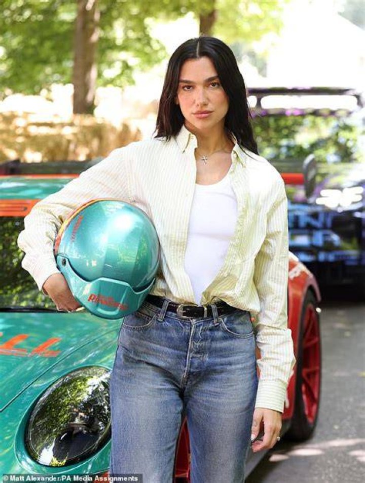 Dua Lipa&rsquo;s Multi-Outfit Change
