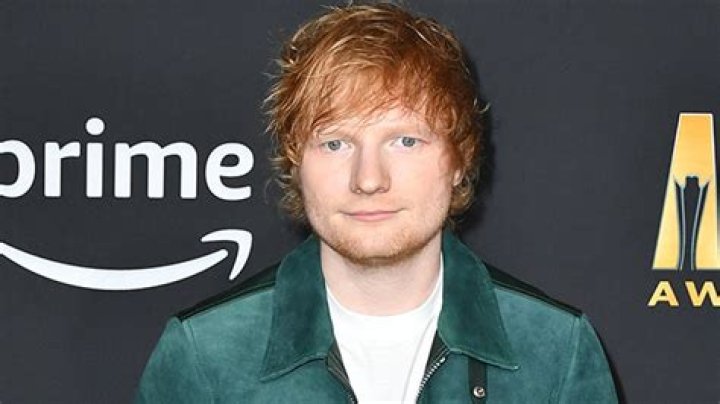 Ed Sheeran Sings Song Inspired by ‘Friends’ to Courteney Cox: Video – Hollywood Life