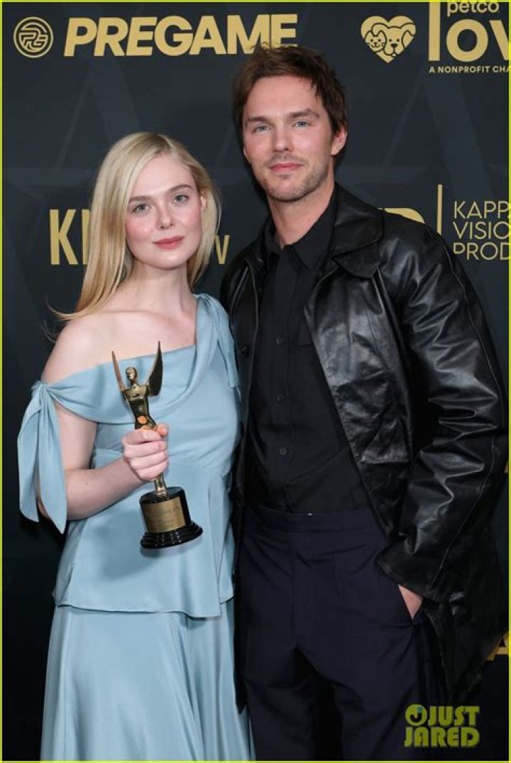 Elle Fanning & Nicholas Hoult In Season 3
