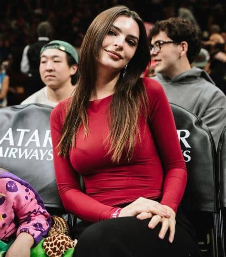 Emily Ratajkowski Loses A Shoe