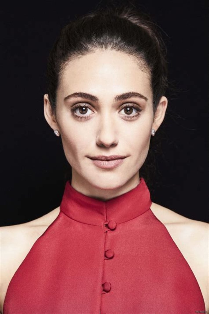 Emmy Rossum on the phone in &lsquo;Shameless&rsquo; Season 9