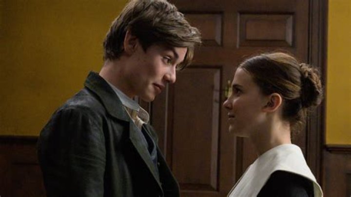 ENOLA HOLMES. (L to R) LOUIS PARTRIDGE as TEWKSBURY, MILLIE BOBBY BROWN as ENOLA HOLMES. Cr. ALEX BAILEY/LEGENDARY &copy;2020