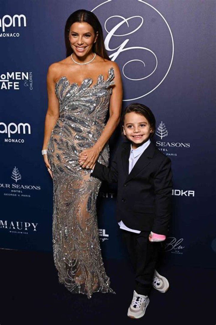 Eva Longoria, Santiago