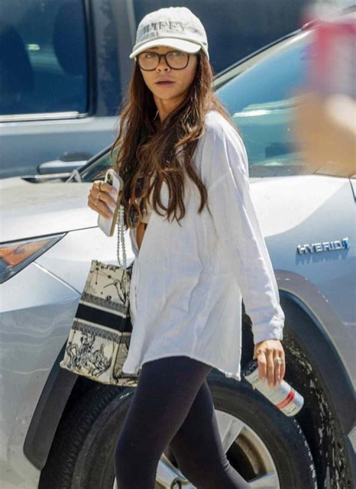 EXCLUSIVE: Sarah Hyland shows off her abs after pilates workout in the Studio City neighborhood of Los Angeles on Saturday afternoon. Sarah was all smiles while showing off her abs and her big engagement ring after a Pilates workout with her friends. 02 Nov 2019 Pictured: Sarah Hyland. Photo credit: Garcia/MEGA TheMegaAgency.com +1 888 505 6342 (Mega Agency TagID: MEGA540498_021.jpg) [Photo via Mega Agency]