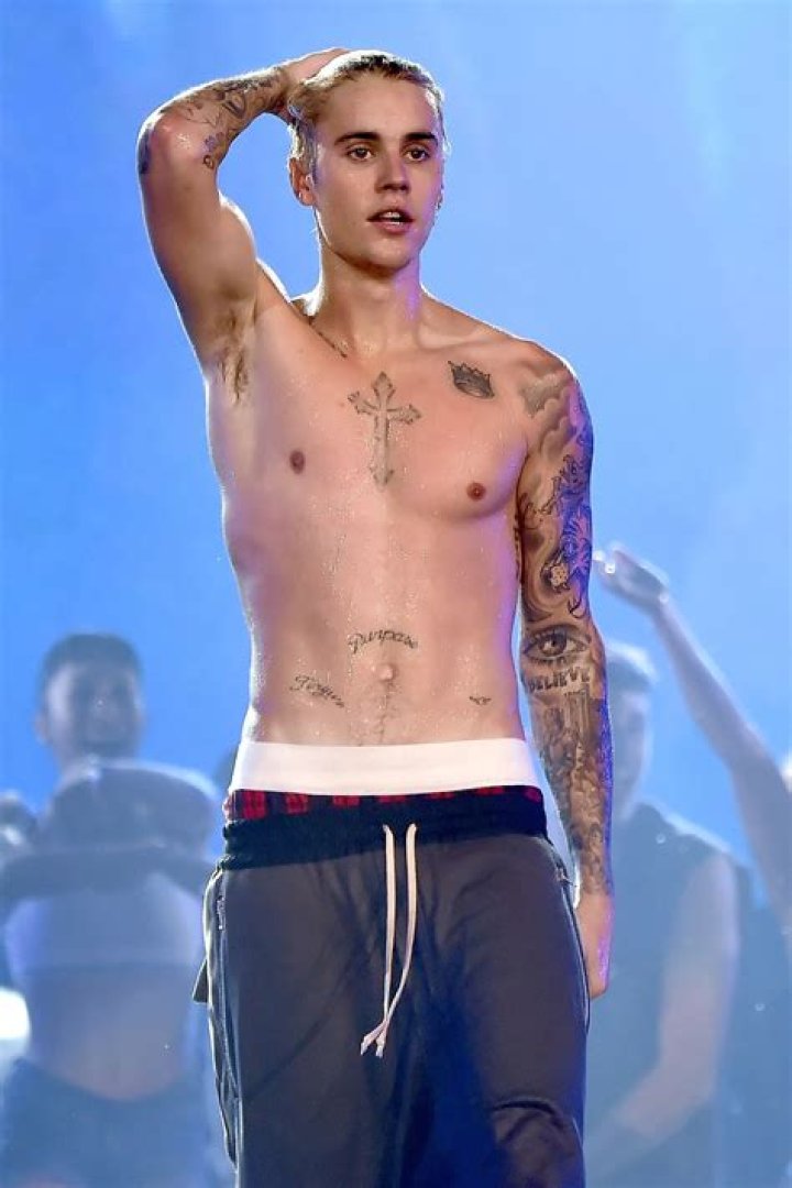 EXCLUSIVE: Shirtless Justin Bieber takes a walk on the beach in Hawaii after snorkeling. 10 Jan 2021 Pictured: Justin Bieber. Photo credit: MEGA TheMegaAgency.com +1 888 505 6342 (Mega Agency TagID: MEGA725702_001.jpg) [Photo via Mega Agency]