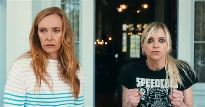 EXCLUSIVE: Toni Collette, Anna Faris, David Duchovny and Ron Livingston were seen on the set of their new comedy "The Estate". Collette and Faris filmed scenes on the balcony of a local New Orleans restaurant that acts in the movie as their dying cafe in which they attempt to save by getting their estranged, ill aunts inheritance. 22 Mar 2022 Pictured: Anna Faris. Photo credit: MEGA TheMegaAgency.com +1 888 505 6342 (Mega Agency TagID: MEGA840858_022.jpg) [Photo via Mega Agency]