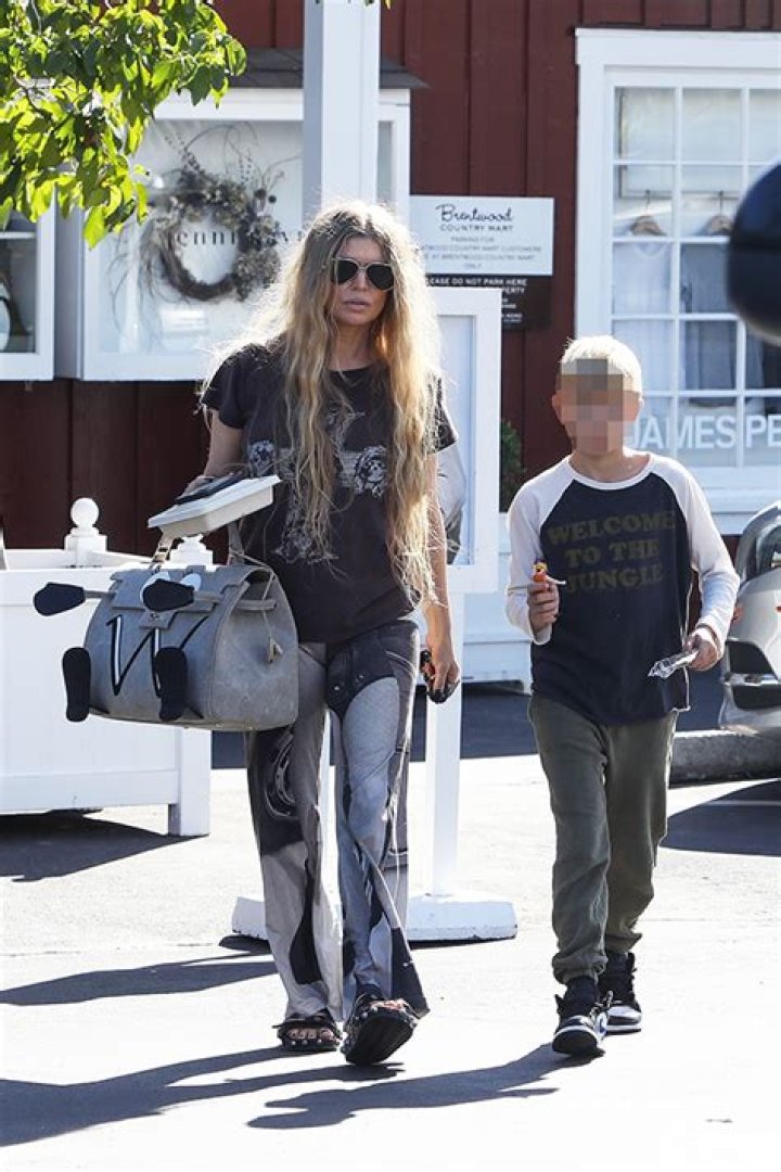 Fergie & Son Wear Matching Guns n’ Roses T-Shirts: Photos – Hollywood Life