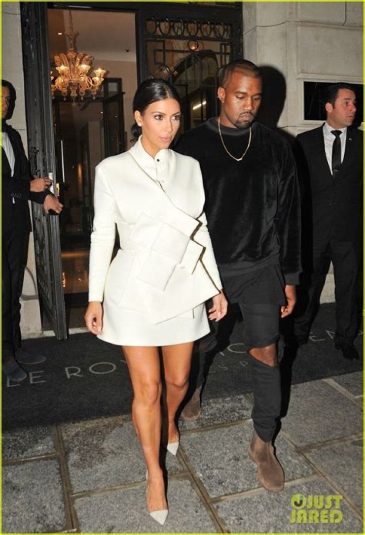 Flashes Smile Amid Kanye Split – Hollywood Life