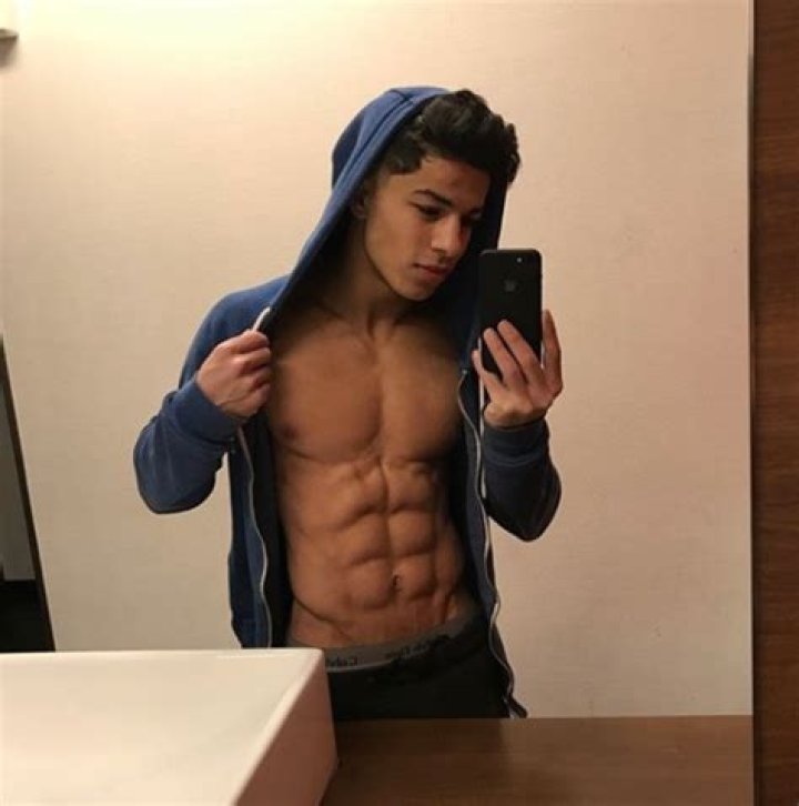 Flaunts Six-Pack In Hot Pics – Hollywood Life