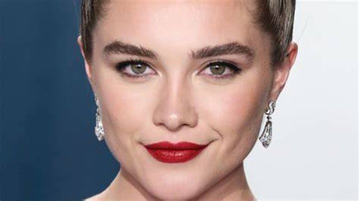 Florence Pugh Poses With Her &lsquo;Little Women&rsquo; Sisters