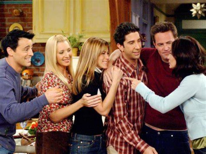 FRIENDS from left: Matt LeBlanc, Matthew Perry, Jennifer Aniston, Courteney Cox, David Schwimmer, 'The One with the Embryos', (Season 4, ep. 412, aired Jan. 15, 1998), 1994-2004. photo: &copy;Warner Bros. / Courtesy: Everett Collection
