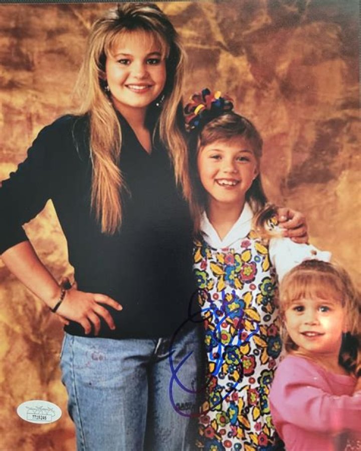 Fuller House​. Jodie Sweetin ​as ​Stephanie Tanner, Candace Cameron Bure ​as ​D.J. Tanner-Fuller, Andrea Barber as Kimmy Gibbler​, in episode ​518 ​of ​Fuller House. Cr. ​NETFLIX ​&copy; ​2020