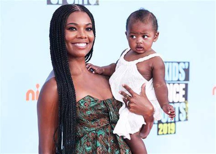 Gabrielle Union Dances In Blue Bikini In The Pool With Daughter Kaavia – Hollywood Life