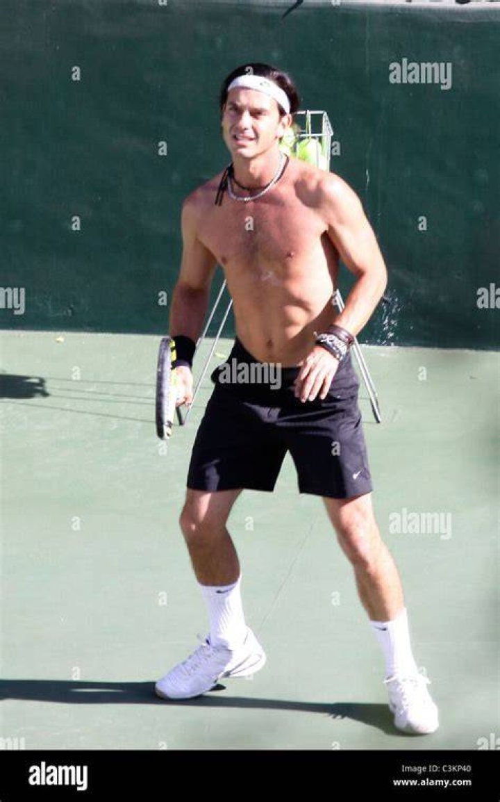 Gavin Rossdale looks sexy playing tennis shirtless