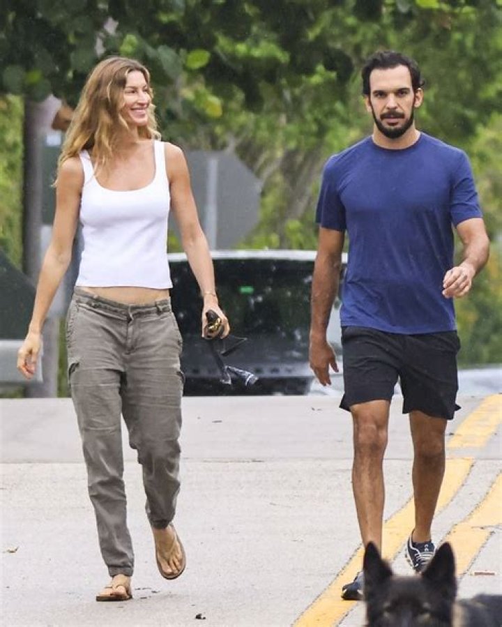 Gisele Bundchen Goes For A Run With Joaquim Valente Before Tom Brady’s Final Game Of Season