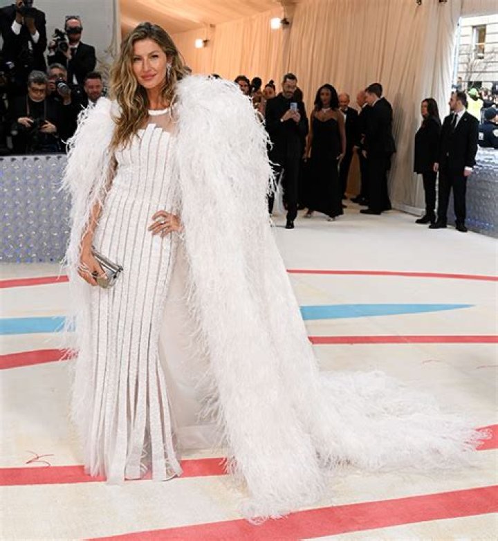 Gisele Bundchen’s Met Gala 2023 Dress: Photos – Hollywood Life