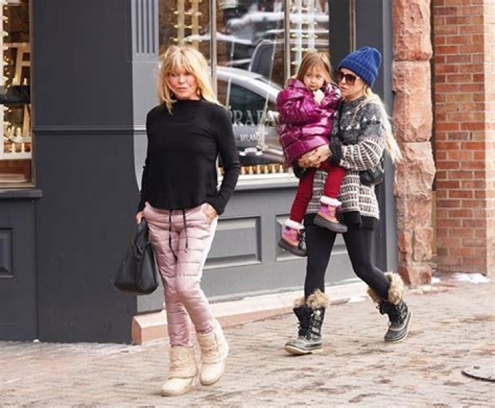 Goldie Hawn, Kate Hudson & Rani Shop In Aspen: Photos – Hollywood Life