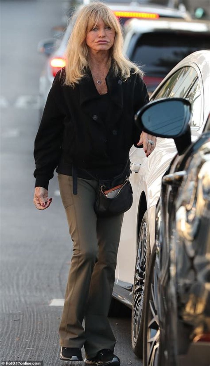 Goldie Hawn walking