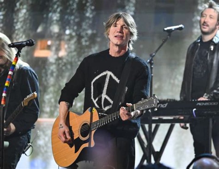 Goo Goo Dolls’ John Rzeznik Performs Surprise Concert On Porch In NJ – Hollywood Life