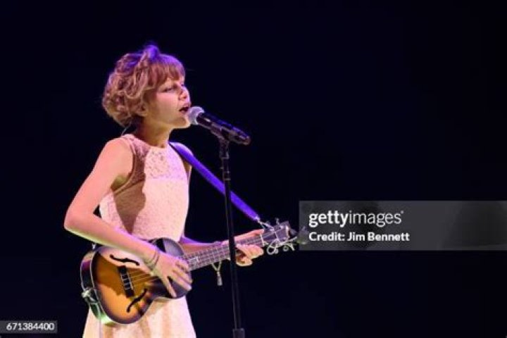 Grace VanderWall Performs