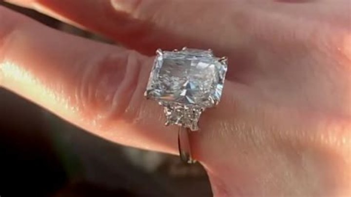 Gwen Stefani Reveals Massive Emerald Ring She Got From Blake Shelton For Valentine’s Day