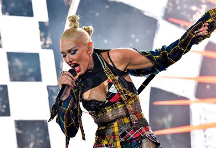 Gwen Stefani’s New Year’s Eve 2021 Performance: Photo – Hollywood Life
