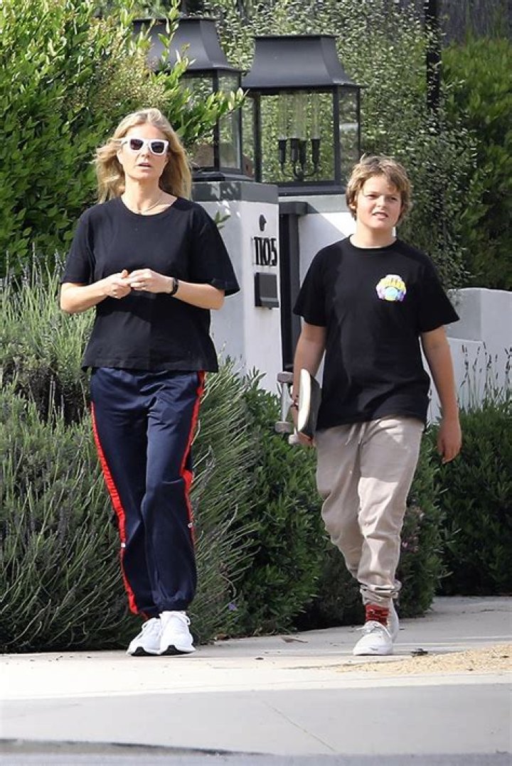 Gwyneth Paltrow & Chris Martin’s Son Moses Looks Like Dad’s Twin: Pics – Hollywood Life
