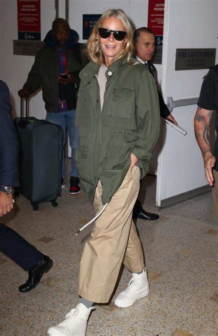 Gwyneth Paltrow touches down in JFK Airport with her kids Apple and Moses in NYC Pictured: Gwyneth Paltrow,Apple Martin,Moses Martin,Gwyneth Paltrow Apple Martin Moses Martin Ref: SPL670531 181213 NON-EXCLUSIVE Picture by: SplashNews.com Splash News and Pictures USA: +1 310-525-5808 London: +44 (0)20 8126 1009 Berlin: +49 175 3764 166 World Rights