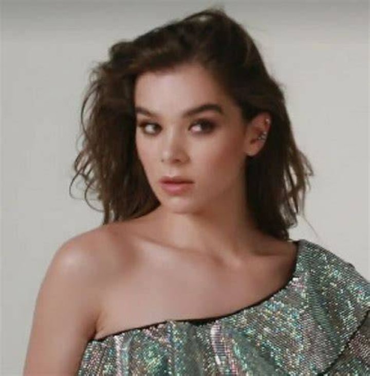 Hailee Steinfeld & Alesso’s ‘Let Me Go’ Video — PICS
