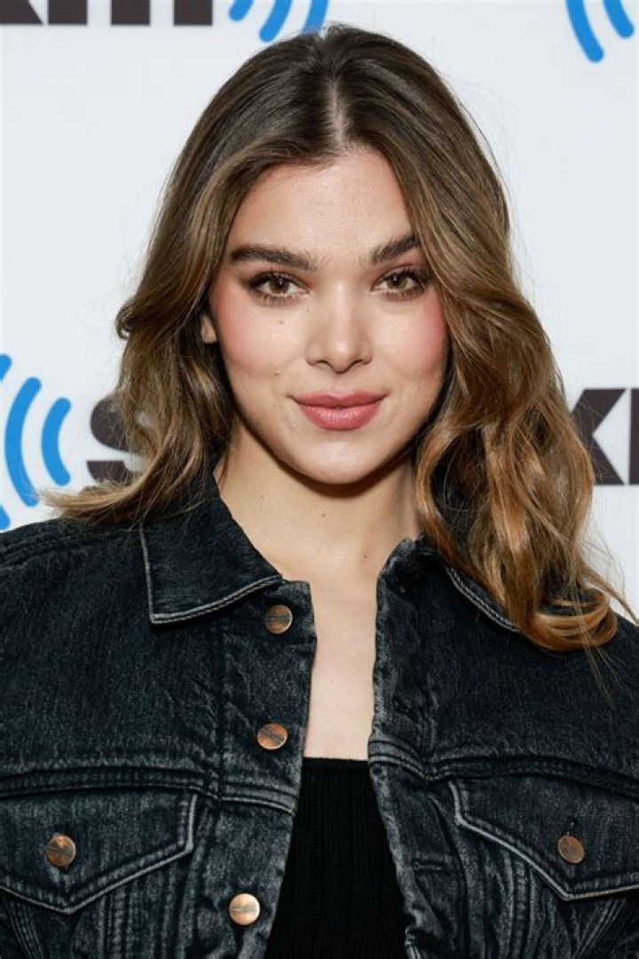 Hailee Steinfeld at SiriusXM Hailee Steinfeld out and about, New York, USA - 20 Dec 2018 Wearing Elie Saab same outfit as Romee Strijd on the catwalk *9904173b