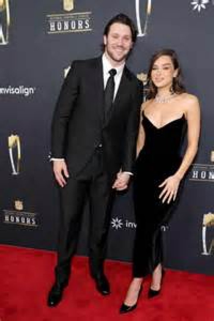 Hailee Steinfeld At The LA Premiere For &lsquo;Hawkeye&rsquo;