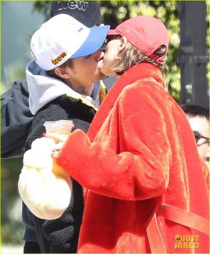 Hailey Baldwin & Justin Bieber Kiss & Discuss Kombucha In Cute Video – Hollywood Life