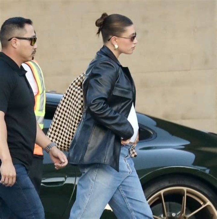 Hailey Bieber is seen arriving at Ferdi restaurant at 11pm for late night dinner in Paris Pictured: Hailey Bieber,Hailey Baldwin Ref: SPL5152096 260220 NON-EXCLUSIVE Picture by: New Media Images / SplashNews.com Splash News and Pictures USA: +1 310-525-5808 London: +44 (0)20 8126 1009 Berlin: +49 175 3764 166 World Rights