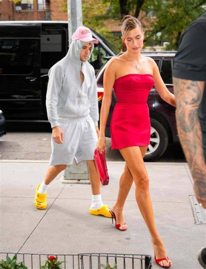 Hailey Bieber Wears No Makeup & Red Tracksuit In LA — Photo – Hollywood Life