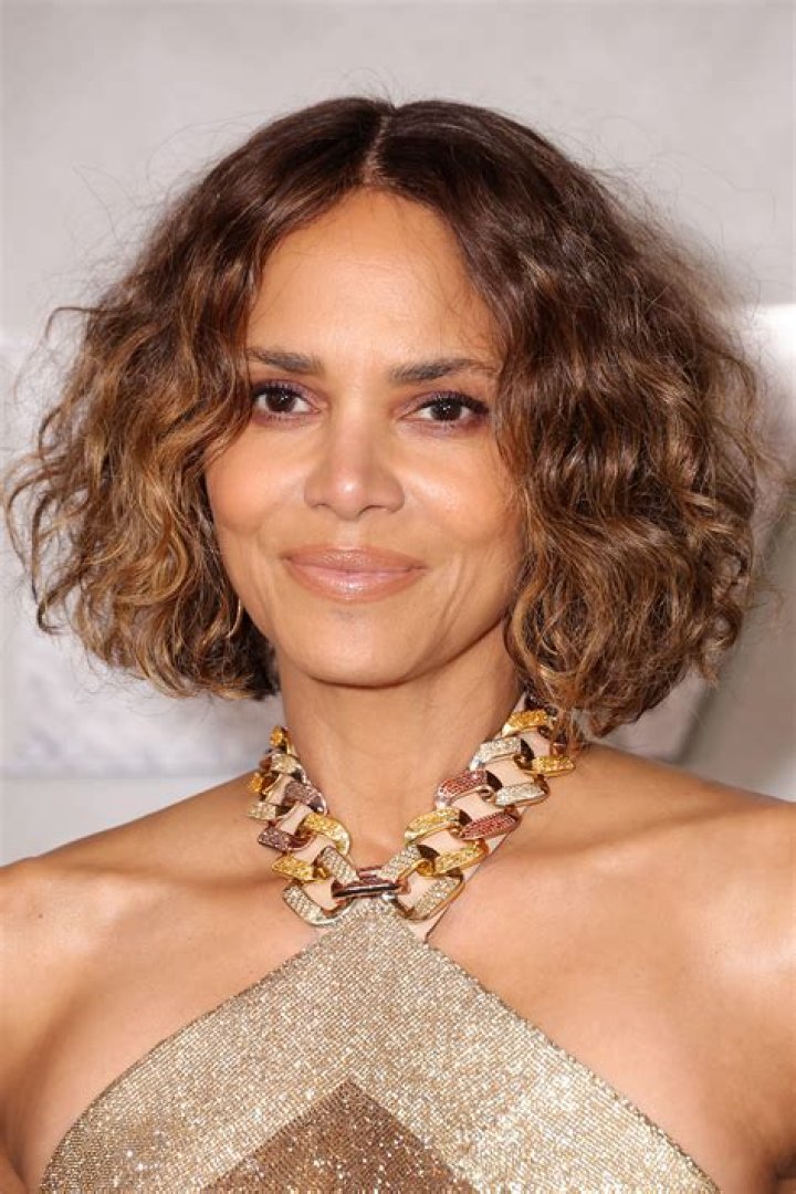 Halle Berry rocks straight hair at the 90th Academy Awards