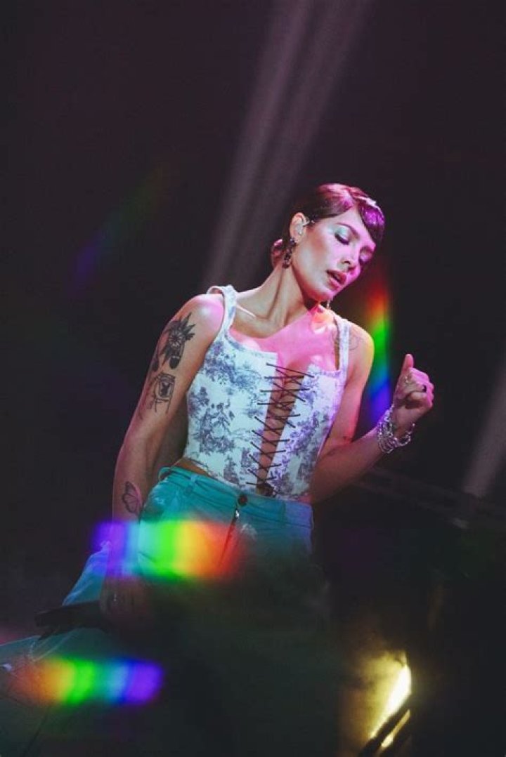 Halsey Photos — See The Singer’s Best Pics – Hollywood Life