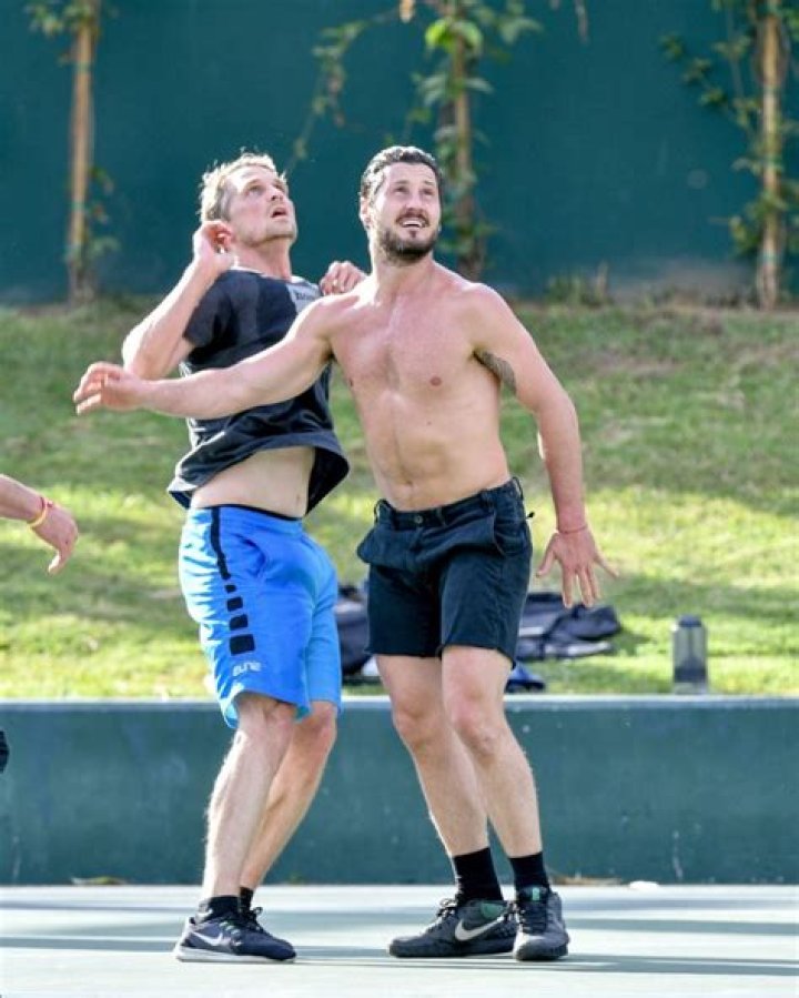 Harry Styles Goes Shirtless For Run In London: Photo – Hollywood Life