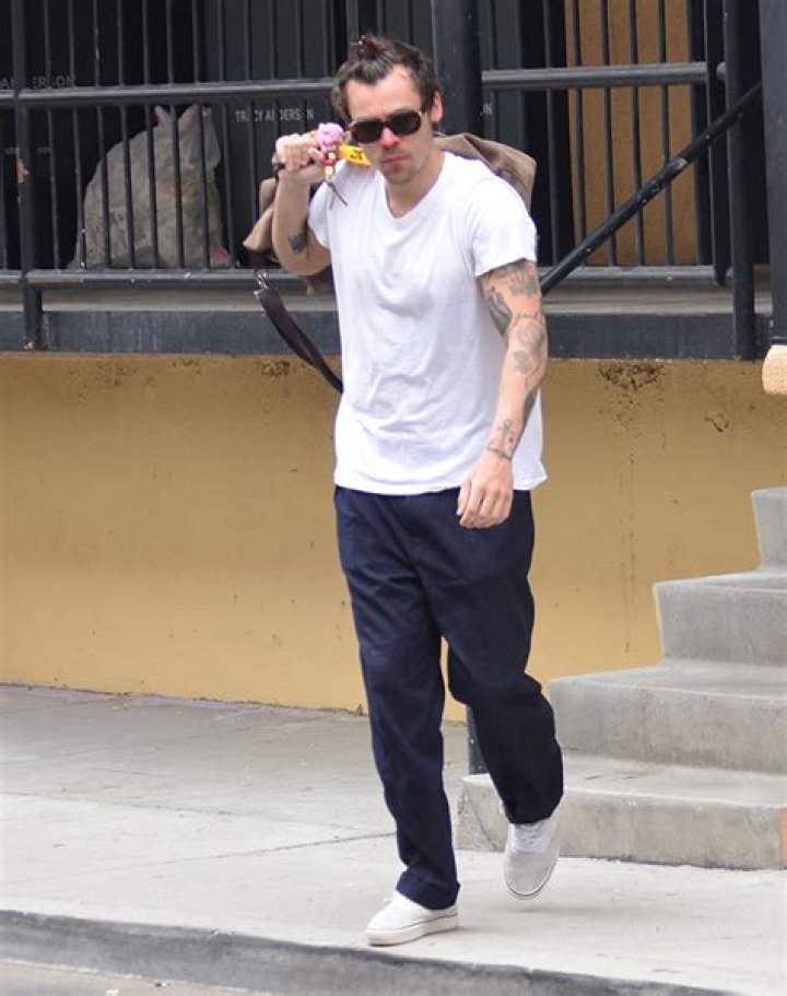 Harry Styles & Olivia Wilde Exiting Same Gym: Photos – Hollywood Life