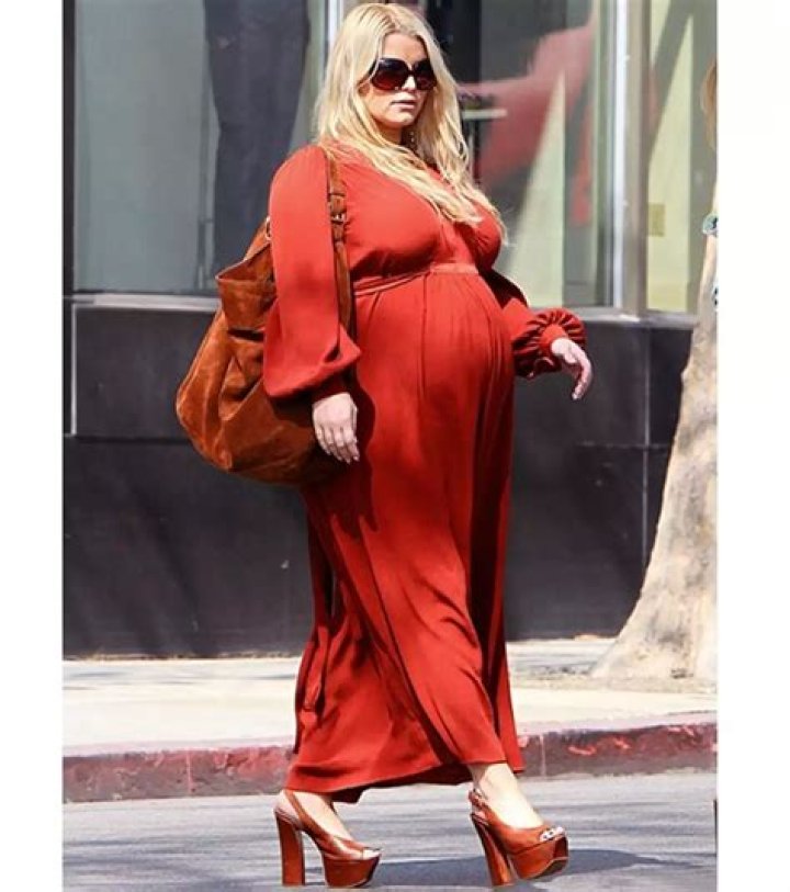 Heavily Pregnant Jessica Simpson looks tired as she and husband Eric Johnson were seen leaving The Roxy in LA after watching younger sister Ashlee Simpson and her husband Evan Ross perform. Pictured: Jessica Simpson Ref: SPL5056453 190119 NON-EXCLUSIVE Picture by: SPW / SplashNews.com Splash News and Pictures Los Angeles: 310-821-2666 New York: 212-619-2666 London: +44 (0)20 7644 7656 Berlin: +49 175 3764 166 World Rights