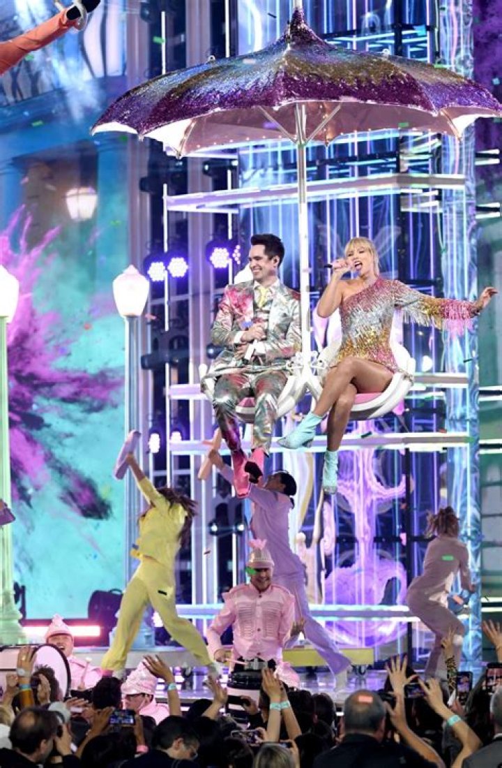 H.E.R. performs at the 2019 VMAs