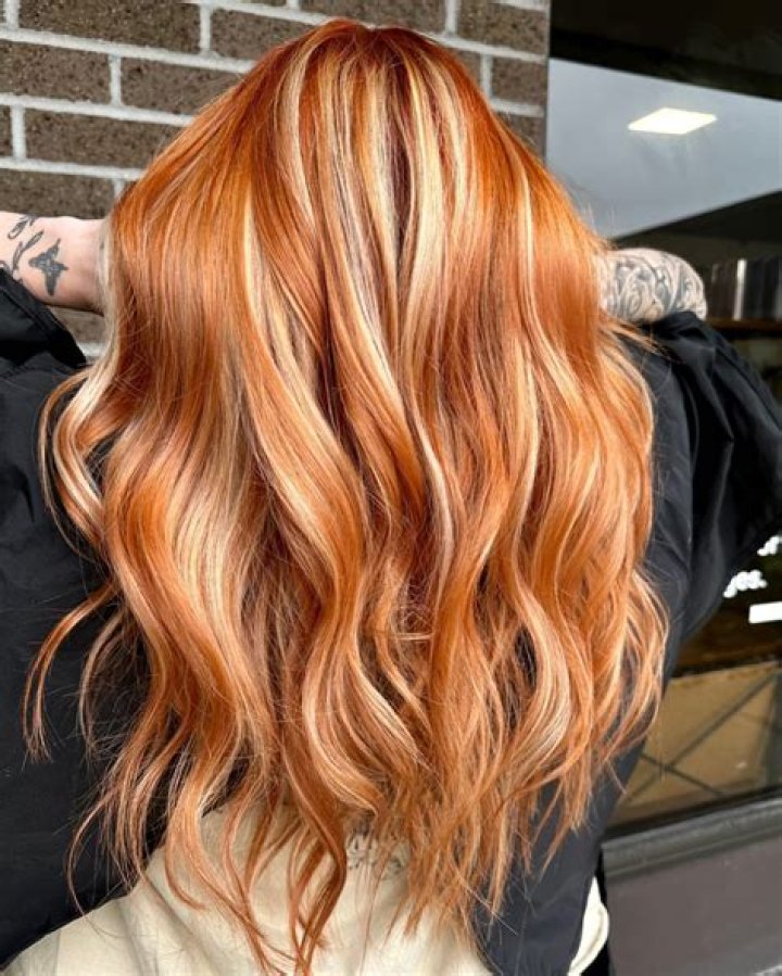 How To Get & Maintain Amanda Stanton’s ‘Buttery Blonde Bayalage’ For A Rich Fall Hairstyle