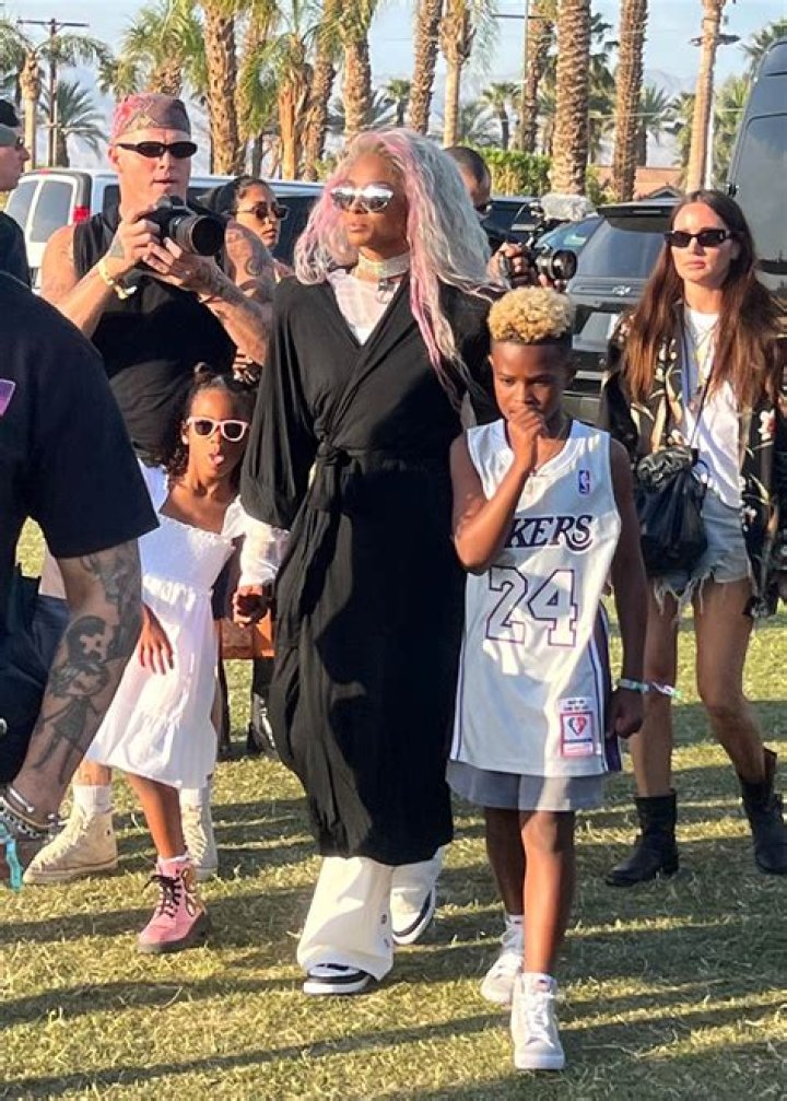 Indio, CA - *EXCLUSIVE* - Model sisters Gigi and Bella Hadid enjoy day 3 of Coachella Music Festival. The model sisters looked stylish in bohemian style bra tops and high waisted jeans. Pictured: Gigi Hadid, Bella Hadid BACKGRID USA 16 APRIL 2018 BYLINE MUST READ: Roger / BACKGRID USA: +1 310 798 9111 / UK: +44 208 344 2007 / *UK Clients - Pictures Containing Children Please Pixelate Face Prior To Publication*
