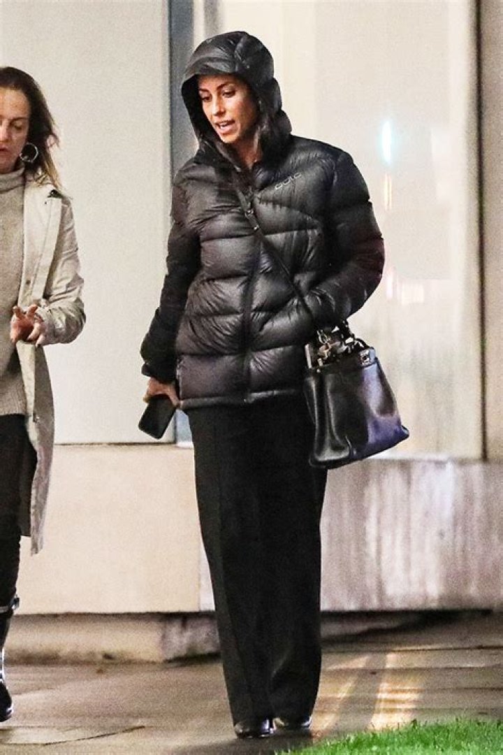 Ines de Ramon Enjoys Shopping Day Amid Brad Pitt Romance: Photo – Hollywood Life