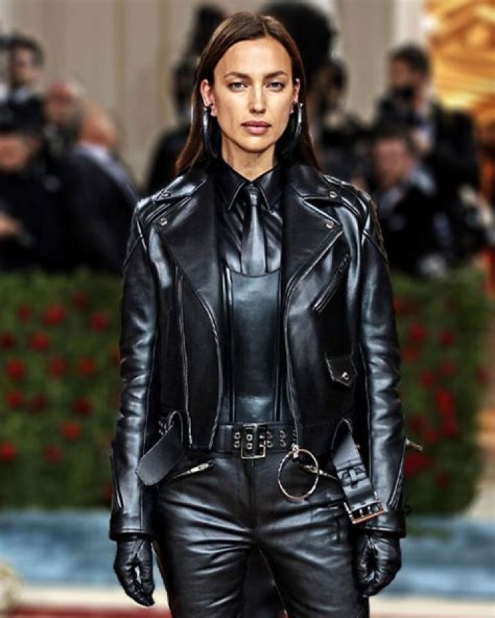 Irina Shayk Rocks Bikini On Beach To Ring In 2023 – Hollywood Life