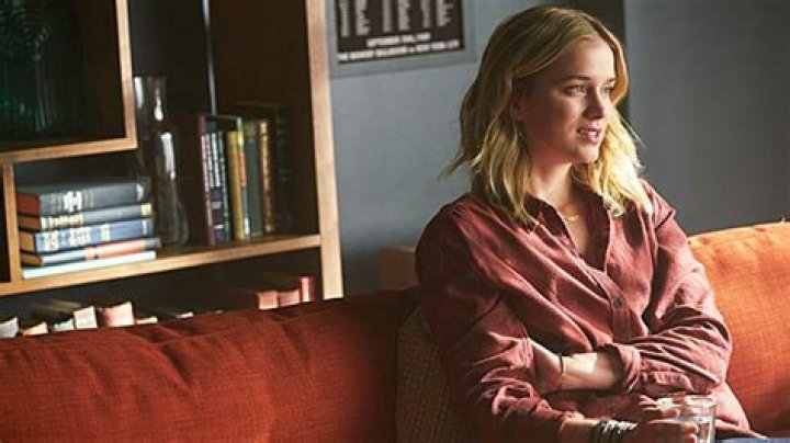 Is Elizabeth Lail? 5 Things To Know About ‘You’ Actress – Hollywood Life