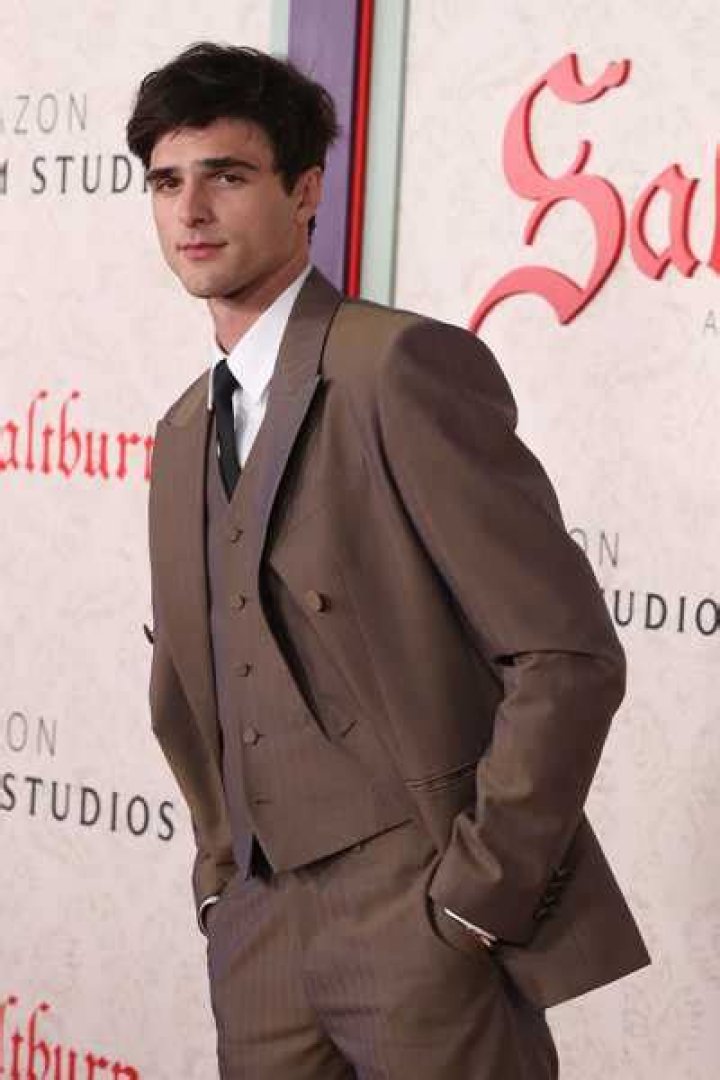 Jacob Elordi Trips & Falls Down the ‘SNL’ Steps in Hilarious First Promo